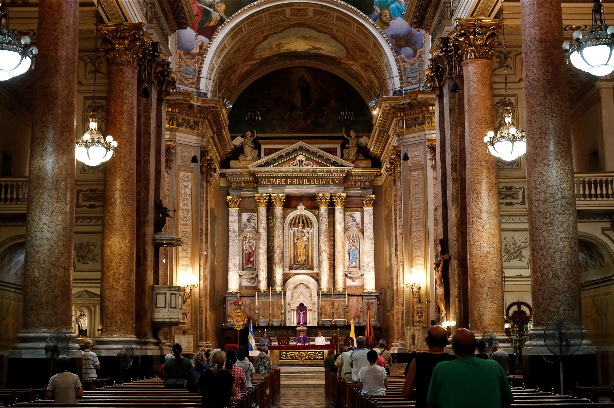 Discovering the Traditional Catholic Mass Discovering the Traditional Catholic Mass