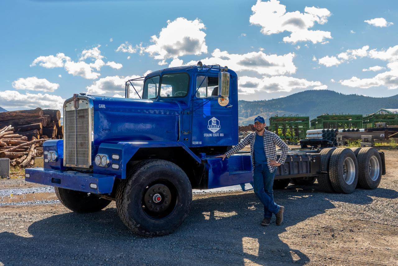 Truck mounted forklift
